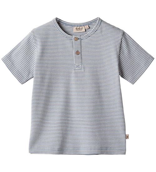 Se Wheat T-shirt - Rib - Lumi - Blue Stripe ved KidsWorld