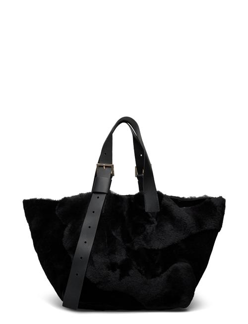 Se AllSaints Anik Shearling E/W Tote AllSaints Black ved Booztlet