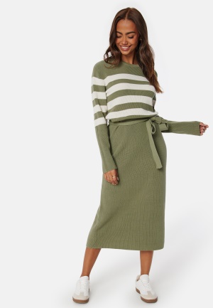 Se Happy Holly Striped O-neck  Knitted Dress Green/Striped 32/34 ved Bubbleroom