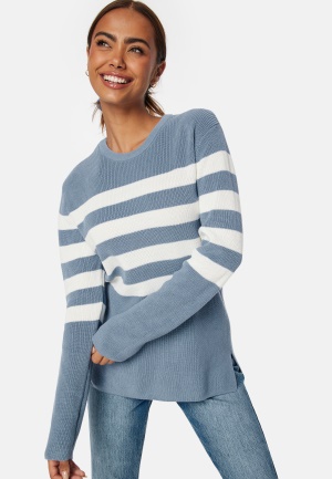 Se Happy Holly Striped O-neck  Knitted Sweater  Blue/Striped 32/34 ved Bubbleroom