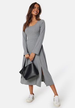 Se Happy Holly Soft Rib Slit Midi Dress Grey melange 40/42 ved Bubbleroom