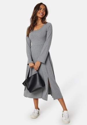 Se Happy Holly Soft Rib Slit Midi Dress Grey melange 48/50 ved Bubbleroom