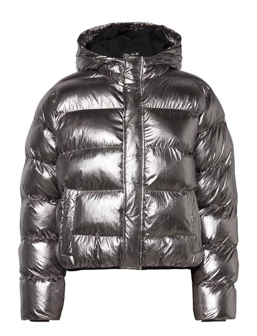 Se Mads Nørgaard Shiny Crinckle Jojina Jacket Mads Nørgaard Silver ved Booztlet