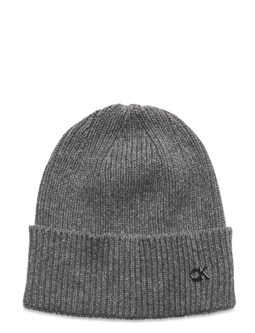 Se Calvin Klein Re-Lock Beanie Calvin Klein Grey ved Booztlet