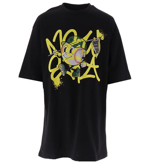 Se New Era New Era T-Shirt - NE Spray Graphc - Sort ved KidsWorld