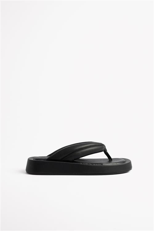 Se NA-KD Shoes Kviltede sandaler - Black ved NA-KD