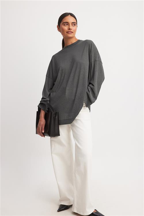 Se NA-KD Oversized gennemsigtig langærmet top - Grey ved NA-KD