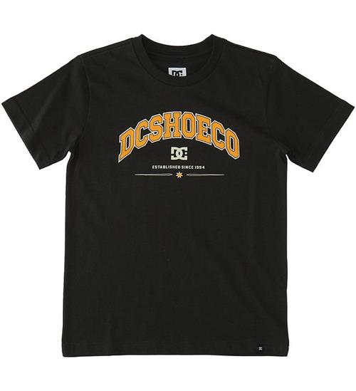 Se DC DC T-shirt - Orientation - Pirate Black ved KidsWorld