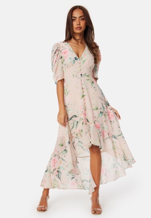 Se Bubbleroom Occasion High-Low Short Sleeve Dress Dusty pink/Floral 34 ved Bubbleroom