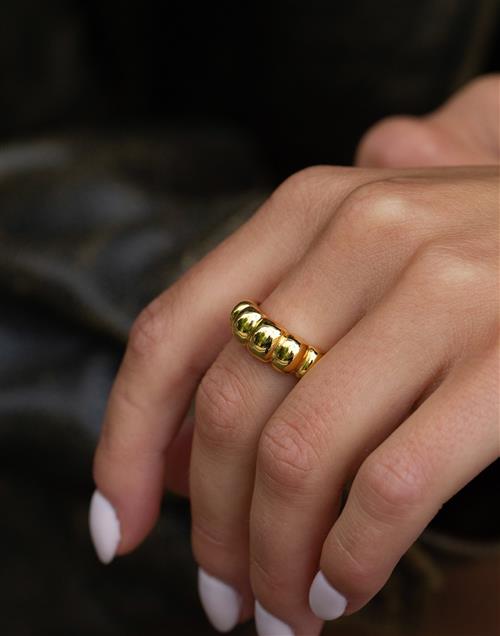 Se Muli Collection - Guld - Retro Radiance Ring ved Nelly