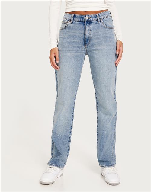 Se Abrand Jeans - Blå - 95 Mid Straight Tall Sydney ved Nelly