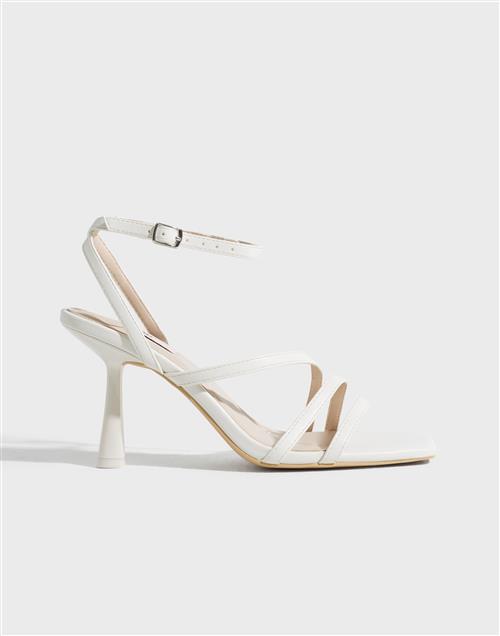 Se Nelly - Hvid - Strappy Heel ved Nelly