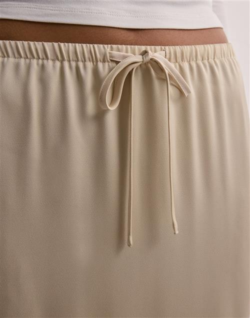 Nelly - Beige - Sleek Satin skirt