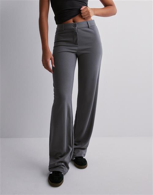 Se Nelly - Grå - I Love It Low Waist Suit Pants ved Nelly