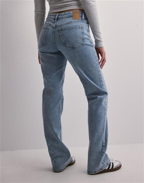 Se Pieces - Blå - Pckelly Mw Straight Jeans LB302 Noo ved Nelly