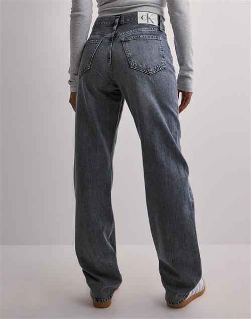 Se Calvin Klein Jeans - Grå - High Rise Straight ved Nelly