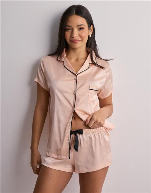 Se Bluebella - Pink - Abigail Luxury Satin Short Pyjama Set ved Nelly