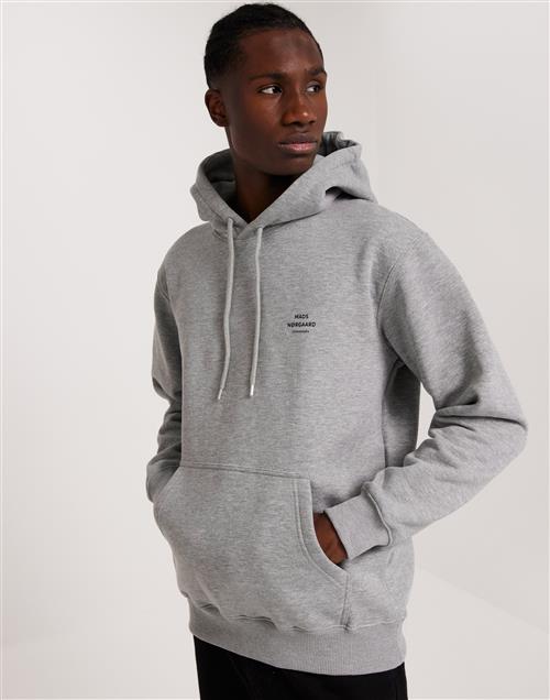 Se Mads Nørgaard Standard Hoodie Logo Sweat Hoodies Grey Melange ved NLY Man