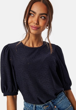 Se Happy Holly Broderie Anglaise Top Navy 44/46 ved Bubbleroom