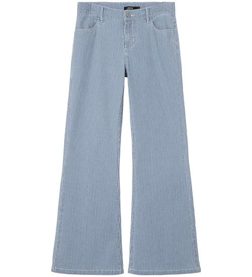 Se LMTD Bukser - Bootcut - NlfNicky - Light Blue Denim m. Sriber ved KidsWorld