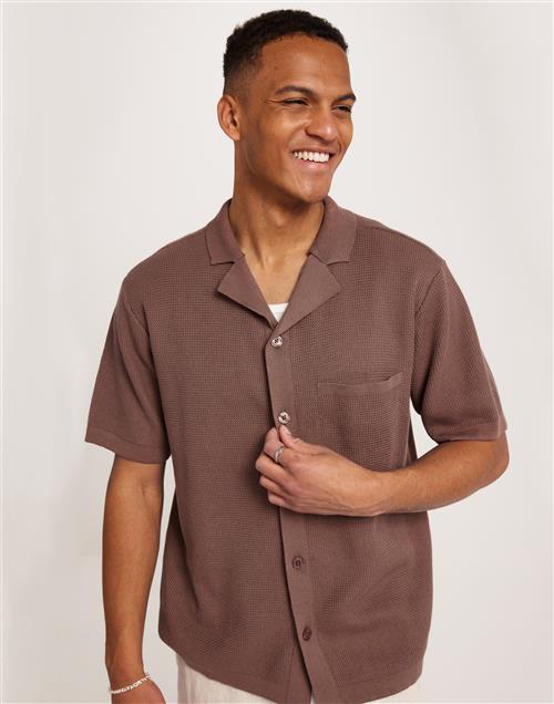 KnowledgeCotton Apparel Boxy short sleeve structured knitted shirt - GOTS/Vegan Kortærmede skjorter Brun