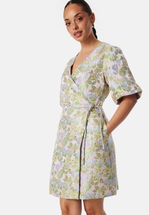 Se YAS Yaspanja SS Wrap Dress Patterned L ved Bubbleroom