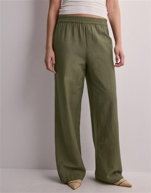 Se Pieces - Grøn - Pcmilano Hw Wide Pant ved Nelly