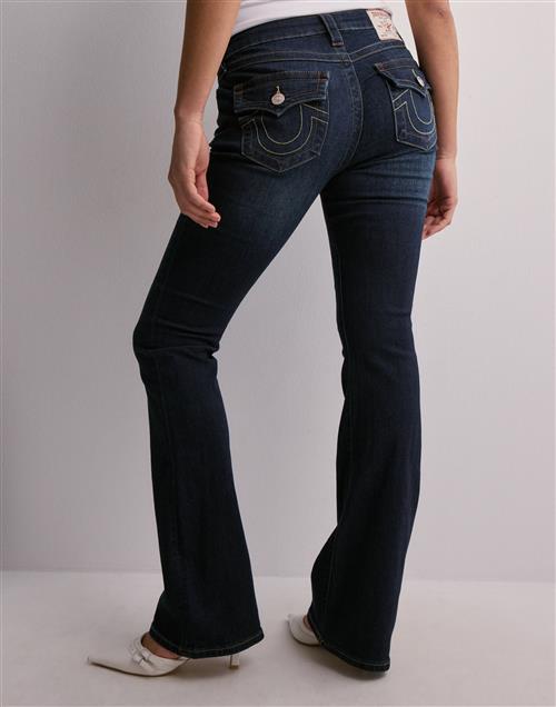 Se True Religion - Blå - Becca Mid Rise Boot Cut Flap ved Nelly