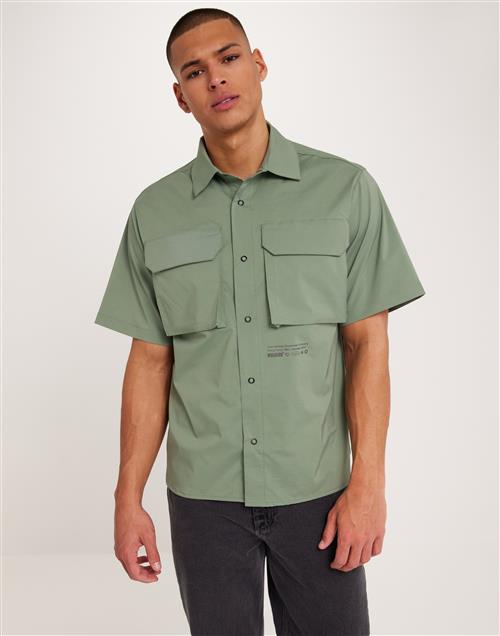 Se Woodbird WBBanks Rib-Tech Shirt Kortærmede skjorter Green ved NLY Man