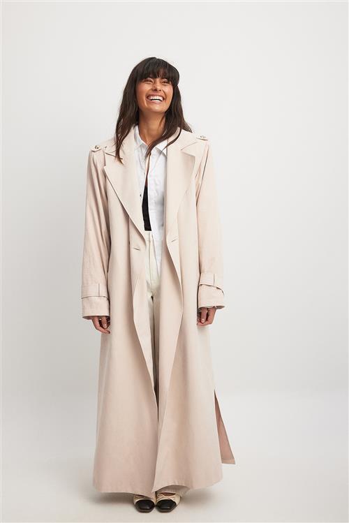 Laura Jade Stone x NA-KD Trenchcoat med lange skulderpuder - Beige