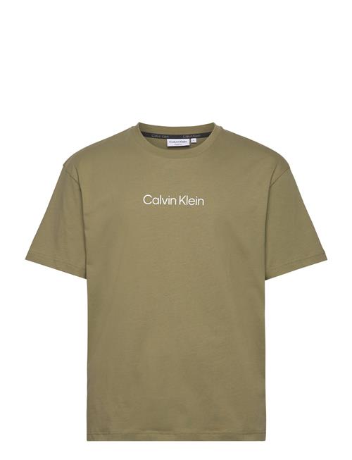 Se Calvin Klein Hero Logo Comfort T-Shirt Calvin Klein Khaki ved Booztlet