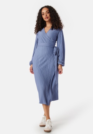 Se BUBBLEROOM Pleated Wrap Midi Dress Dusty blue XS ved Bubbleroom