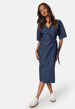 Se Happy Holly Denim Wrap Dress Dark blue 32/34 ved Bubbleroom