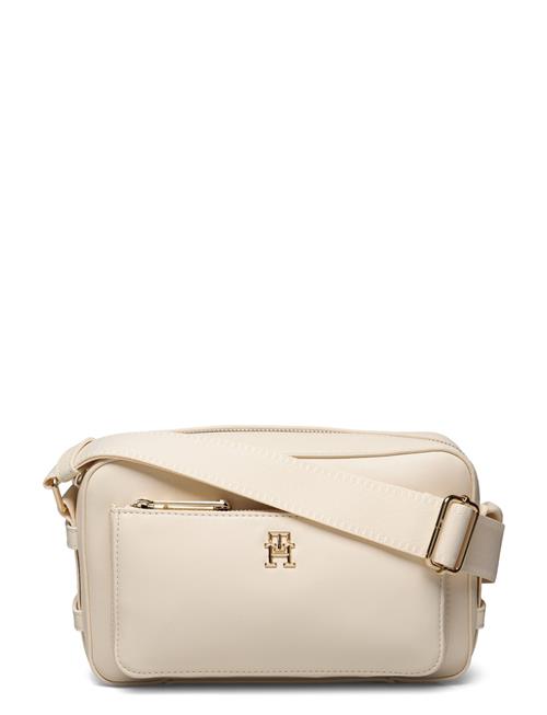 Se Tommy Hilfiger Iconic Tommy Camera Bag Tommy Hilfiger Cream ved Booztlet