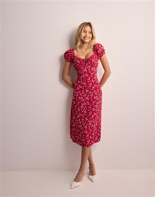 Se Nelly - Blomstret - Flirty Midi Dress ved Nelly