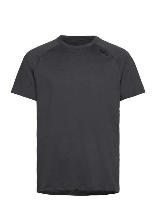 Se 2XU Motion Tee 2XU Black ved Booztlet