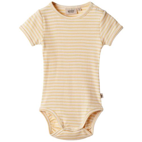 Se Wheat Elisa Stribet Babybody Pale Apricot | Lyserød | 86 cm ved Babyshop