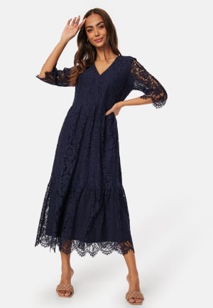 Se Happy Holly V-neck Lace Midi Dress Dark blue 32/34 ved Bubbleroom