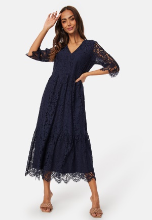 Se Happy Holly V-neck Lace Midi Dress Dark blue 52/54 ved Bubbleroom