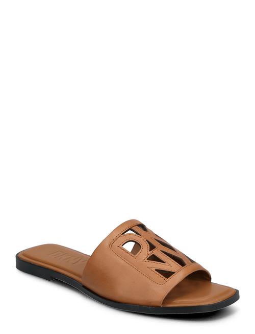 Se DKNY Jalila - Flat Sandal DKNY Brown ved Booztlet