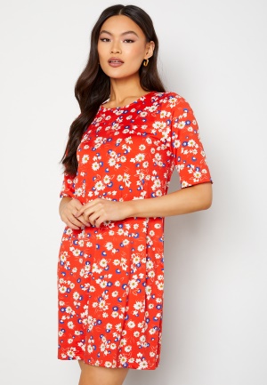 Se Happy Holly Blenda ss dress Red / Floral 36/38L ved Bubbleroom