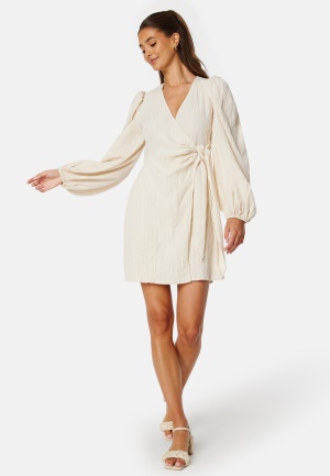 Se BUBBLEROOM Axelle Wrap Dress Cream S ved Bubbleroom