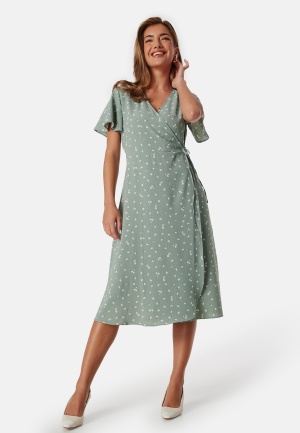 Se VILA Lovie S/S Wrap Midi Dress Green/Patterned 34 ved Bubbleroom