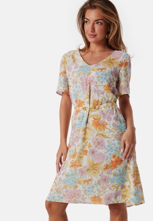 Se Ida Sjöstedt Maya Dress Floral 42 ved Bubbleroom