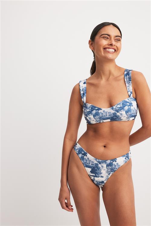 Chloe Rose x NA-KD Højtaljede bikinitrusser med print - Blue