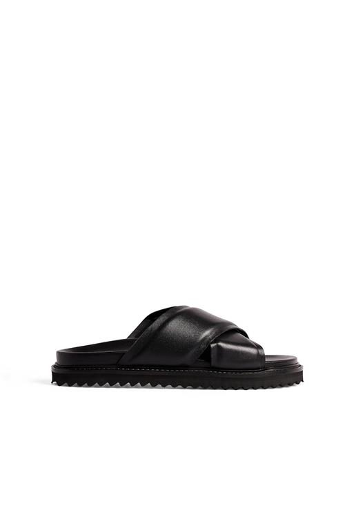 Se NA-KD Leather Padded Crossed Strap Slippers - Black ved NA-KD