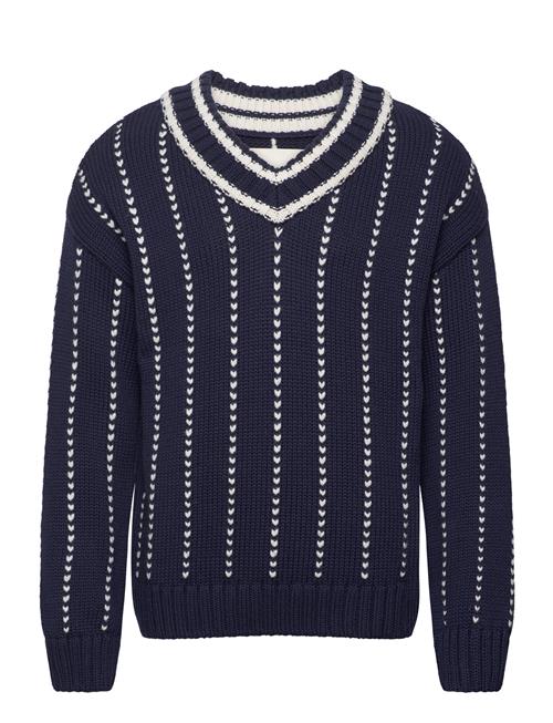 Se Pinstriped Collegiate V-Neck GANT Navy ved Booztlet