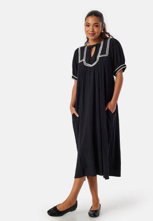 Se VILA Vimanda S/S midi dress Black/White 34 ved Bubbleroom