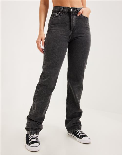 Se Calvin Klein Jeans - Grå - High Rise Straight ved Nelly