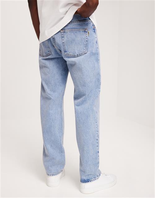 Se Woodbird Leroy Doone Jeans Loose fit jeans Washed blue ved NLY Man